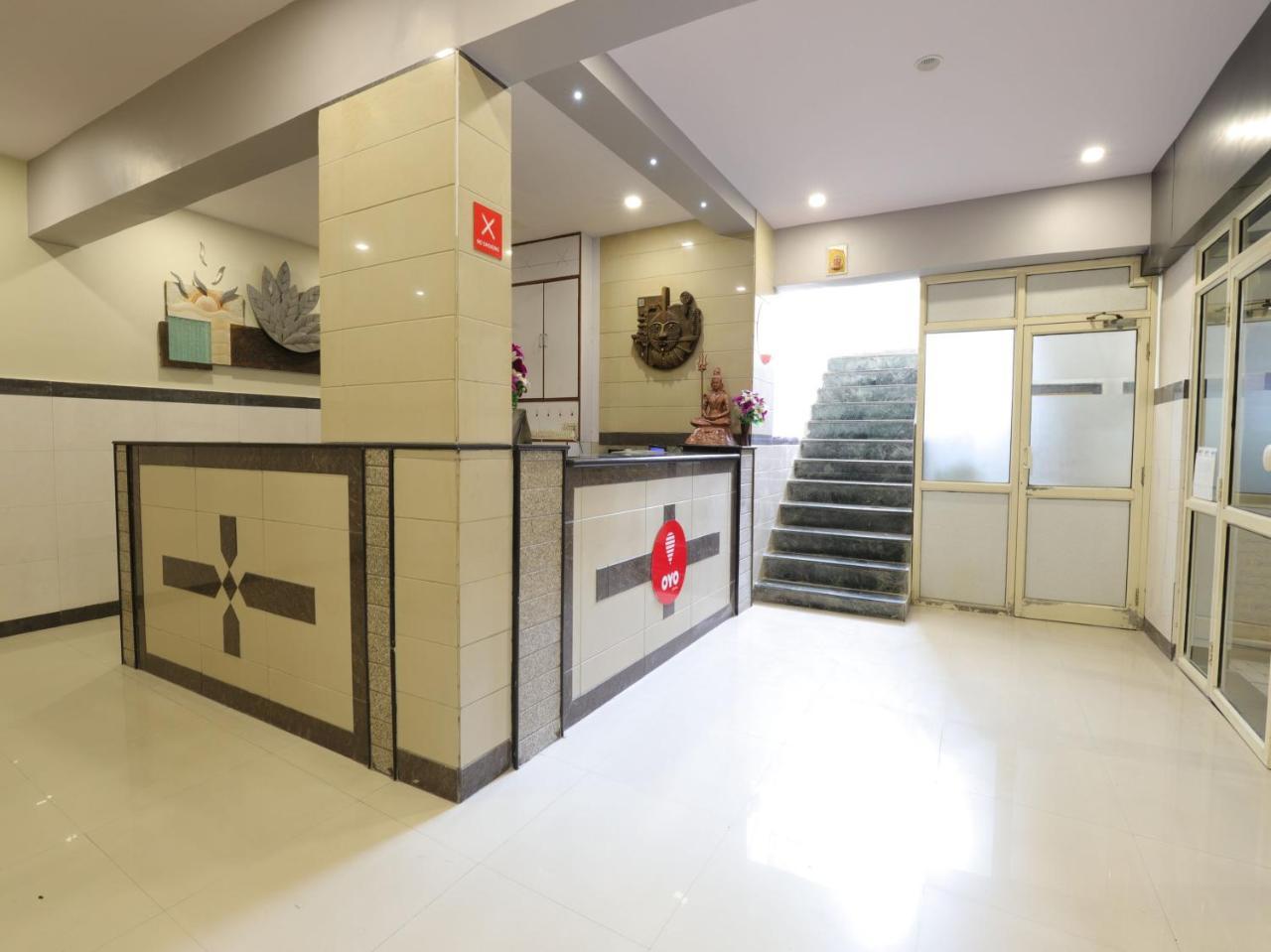Oyo 10697 Hotel Suraj Inn Surat Exterior photo